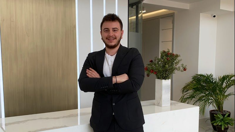 Dt. Burak Irkörücü - Estetik
